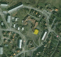 un batiment en jaune sur une vue satellite d'une ville